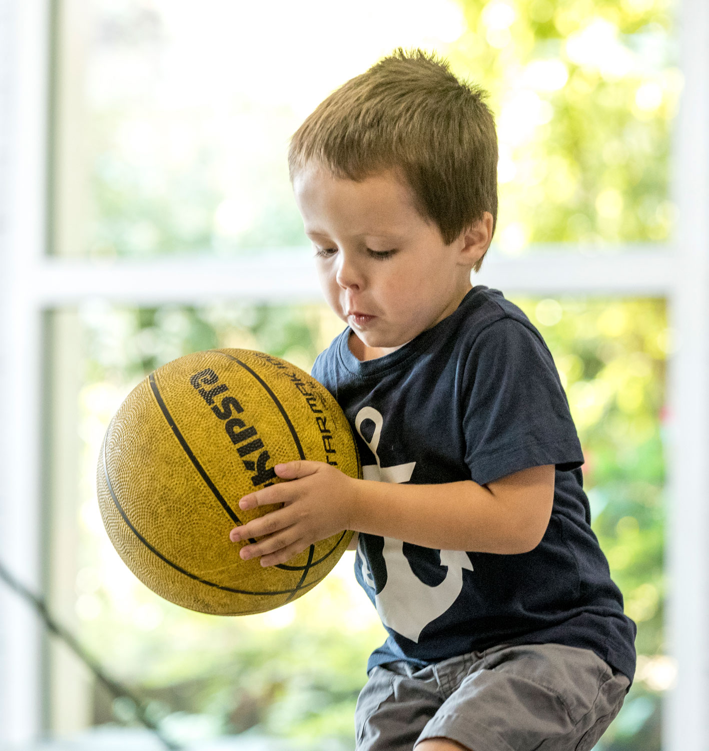 Enfant qui joue au basket
